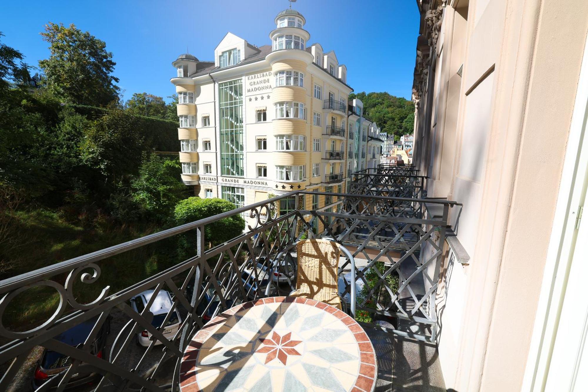 Boutique Hotel Ambiente ****+ Karlovy Vary Exterior photo